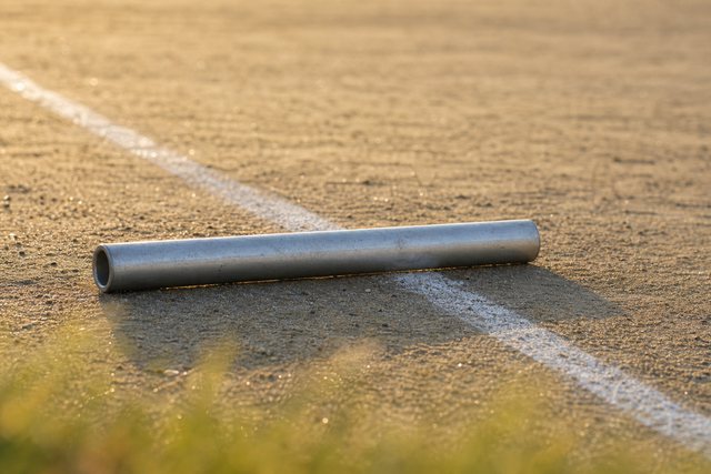 トラックに置かれたバトン（リレー）
